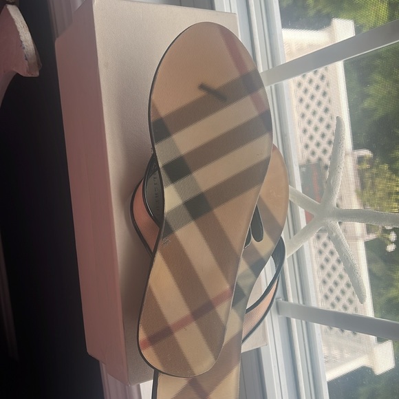 Burberry flip flop sandals - Picture 3 of 5